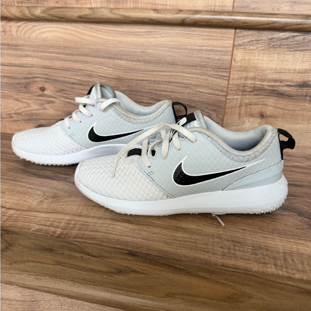 Nike small women’s or youth golf shoes 3y worn only once